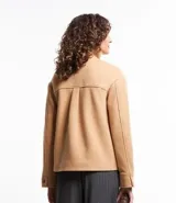 Saco color beige en polyvelour, con cuello alto, mangas largas, sisas desplazadas, cierre delantero y bolsillos con detalle en PU.