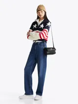 Bandolera negra de Tommy Jeans con correa ajustable y logo de la marca en el frente.