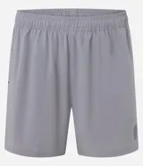 Bermuda deportiva masculina de poliéster, modelo running, color negro. Posee cintura elástica con ajuste interno, sin estampa y bolsillo trasero con cremallera.