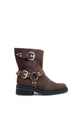Bota biker marrón óxido 100% cuero con hebillas decorativas y suela de goma.