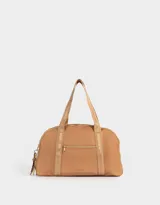 Bolso color beige de tela deportiva con manijas superiores y cierre superior. Tiene un bolsillo frontal con cierre y bolsillos laterales con cierre y tiradores de cordón y goma.