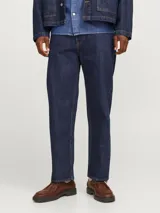 Jean azul oscuro de tiro alto y corte holgado, confeccionado en tejido de sarga con stonewash para un aspecto desgastado.