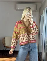 Cárdigan de punto con estampado de cebra y manchas de leopardo en tonos marrón, amarillo y rosa.