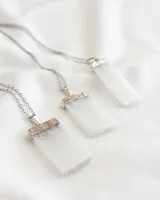 Collar con cadena de acero plateado y dije rectangular de piedra selenita blanca con engarce plateado.