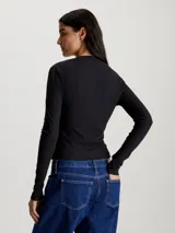 Remera negra de manga larga con cuello redondo y corte slim. Tejido de punto de canalé de algodón con elastano.