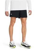 Short de running Under Armour Launch de 5 pulgadas, color negro con logo blanco en la pierna izquierda. Liviano, elástico y con forro interior.