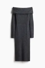 Vestido midi gris oscuro de punto acanalado, con escote off-the-shoulder y mangas largas. Diseño entallado con secciones en punto menguado en la cintura.