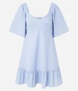 Vestido corto evasê de viscolino color crudo, con escote en V, mangas cortas amplias, recorte cut-out en los laterales de la cintura y volado en el ruedo.