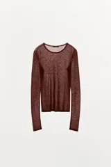 Camiseta marrón semitransparente de manga larga y cuello redondo, confeccionada en lana.