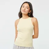 Musculosa amarilla de punto canalé con cuello redondo y sisas amplias.