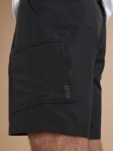 Bermuda técnica color negro, confeccionada en 94% nylon y 6% spandex.