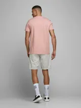 Short de jean gris con diseño clásico de cinco bolsillos y dobladillo en el ruedo.