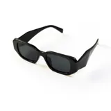 Lentes de sol negros con montura rectangular gruesa y lentes oscuros.