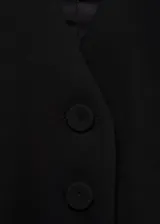Chaleco negro de vestir con cuello en V, sin mangas y cierre frontal con botones. Presenta dos bolsillos delanteros de ribete y forro interior.