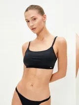 Top de bikini negro con breteles finos.