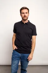 Remera polo de piqué color blanco, de corte clásico.