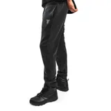 Pantalón de jogging gris con efecto lavado, corte slim fit y logo estampado en la pierna izquierda.