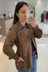 Camisa verde militar de cuero ovino italiano, hecha a mano en Uruguay. Sin forro, con broches en frente y puños, bolsillos a los costados.