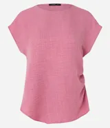 Blusa sin mangas confeccionada en crepé color rosado, con cuello redondo y fruncido lateral.