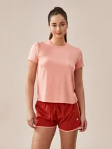 Remera deportiva color salmón de corte clásico y mangas cortas.
