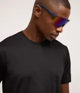 Remera deportiva negra de poliéster y elastano, con tecnología Dry, cuello redondo, manga corta y estampa jacquard.