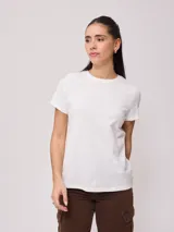 Remera blanca de algodón, corte clásico.