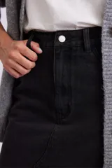 Falda midi de jean negro con abertura frontal y terminación desflecada.