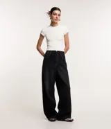 Blusa blanca de poliamida con cuello redondo y mangas cortas.
