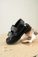 Sandalias de cuero color verde oliva con suela track y hebillas plateadas.