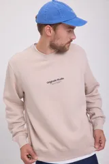Buzo color crema de manga larga y cuello redondo, con logo 'Originals Studio Brought to you by Jack&Jones Designed in Copenhagen' estampado en el pecho.