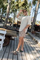 Sandalias con base de corcho y dos tiras anchas de cuero azul con hebillas ajustables.