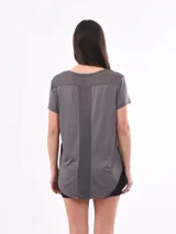 Remera de manga corta color gris oscuro, con cuello redondo y calce holgado.