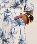 Short de viscolino con cintura elástica y estampado de palmeras.