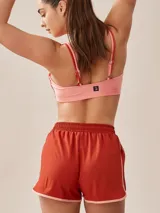 Short deportivo negro con cintura elástica y ribete blanco en el ruedo.