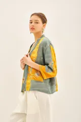 Kimono corto de viscosa con estampado tie-dye en tonos amarillo y verde azulado, con bordados en hilo de lurex. Incluye un cinturón de tela a juego.