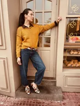 Sweater tejido en mohair color mostaza, con cuello redondo y bordados en hilo de seda. Corte clásico y mangas largas.