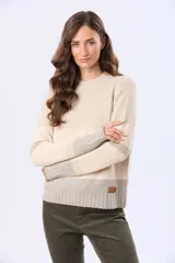 Buzo tejido de tacto suave con diseño de rayas horizontales en blanco, gris claro, gris oscuro y rosado. Presenta cuello redondo y terminaciones acanaladas en puños y dobladillo.