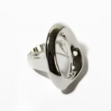 Anillo plateado con forma ovalada irregular y diseño hueco.
