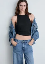 Pantalón de jean azul de corte amplio, tiro medio y cinco bolsillos.