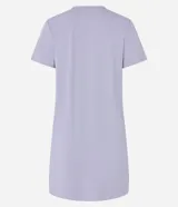 Camisón corto lila confeccionado en microfibra, con escote en V y detalle de encaje en el escote.