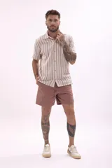 Camisa de manga corta con estampado a rayas verticales en tonos beige, marrón y celeste.