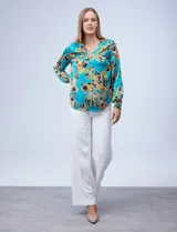 Blusa de gasa satén estampada en tonos verdes y florales, con escote en V y mangas tres cuartos, de marca Ninety.