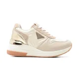 Championes urbanos color beige con detalles dorados.