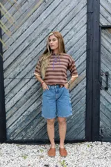 Camiseta manga corta tejida en hilo de algodón, con calado sutil en el cuerpo y escote acordonado.