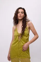 Vestido midi de chiffon color verde azulado con escote regulable con lazos y volados en los recortes.