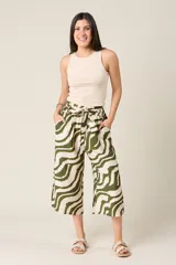 Pantalón palazzo corto con estampado de cebra en tonos verde y beige. El pantalón es tipo culotte, con cintura elastizada y cordón ajustable.