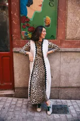 Zapatillas urbanas plateadas con glitter, puntera y talón en cuero blanco, cordones de raso verde esmeralda y suela blanca.