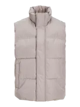 Chaleco acolchado sin mangas color gris claro, con cuello alto y cierre de cremallera. Tiene bolsillos frontales y forro de poliéster reciclado, con relleno de poliéster reciclado.