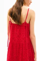 Vestido midi rojo con breteles finos, escote en V y broderie calada. Tiene corte holgado, pinzas en el busto, elástico en la espalda, fruncido escalonado y bajo festoneado. Está forrado.