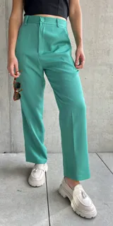 Pantalón verde de corte recto, con diseño clásico y tiro alto.